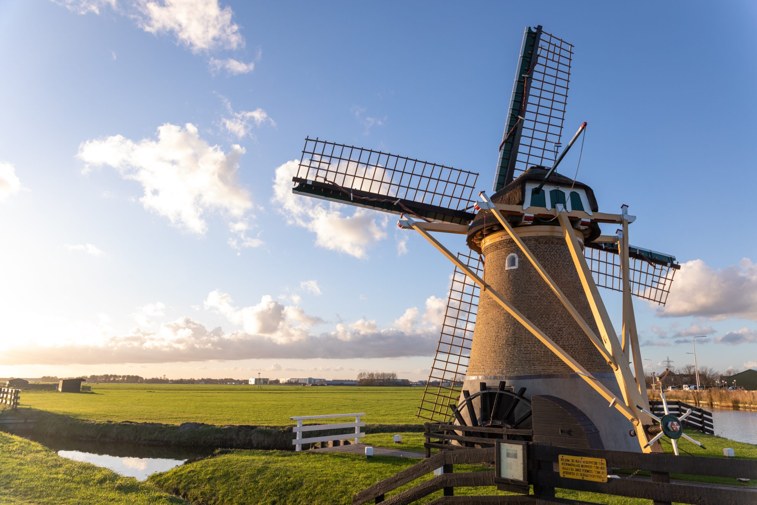 Typisch Nederlandse molen in Voorhout, passend bij het werkgebied van Jac. van Dam Verzekeringen.
